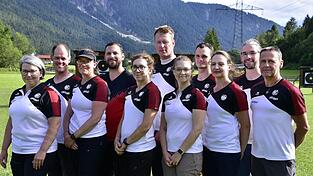 Die vorgeschlagene deutsche Nationalmannschaft Feldbogen f&uuml;r die Weltmeisterschaft: (v.l.) Christine Sch&auml;fer, R&uuml;diger Sch&auml;fer, Daniela Kleemann, Felix Wieser, Elisa Tartler, Henning L&uuml;pkemann, Alexandra Stadler, Julia B&ouml;hnke, Florian Stadler und Michael Meyer (es fehlt Florian Unruh wegen seiner Olympia-Teilnahme in Paris).