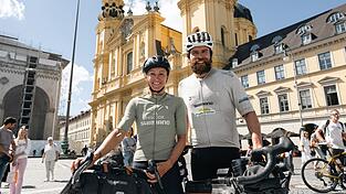 Die Extremsportler Jonas Deichmann und Josefine Rutkowski sind mit ihren Rädern 24.000 Kilometer durch Europa gefahren. Die Extremsportler Jonas Deichmann und Josefine Rutkowski sind mit ihren Rädern 24.000 Kilometer durch Europa gefahren.