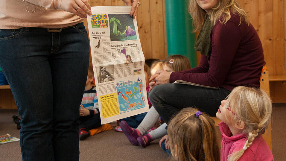 20 Kindergartenkinder des Städtischen Kindergartens in Sossau testen Anfang Januar für drei Wochen ein besonderes Projekt der Mediengruppe Straubinger Tagblatt//Landshuter Zeitung. Nach dem Zeitungsprojekt in Schulen starten die Redakteure der Jugend- und Schulredaktion das Pilotprojekt 'Zeitung im Kindergarten'. Besonderes Highlight: Zeitungsmaskottchen Paula Print. 20 Kindergartenkinder des Städtischen Kindergartens in Sossau testen Anfang Januar für drei Wochen ein besonderes Projekt der Mediengruppe Straubinger Tagblatt//Landshuter Zeitung. Nach dem Zeitungsprojekt in Schulen starten die Redakteure der Jugend- und Schulredaktion das Pilotprojekt 'Zeitung im Kindergarten'. Besonderes Highlight: Zeitungsmaskottchen Paula Print.
