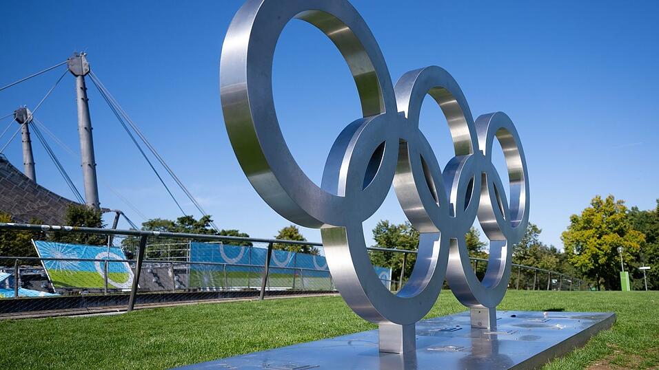 Die fünf ikonischen Ringe sind im Olympia-Park von München aufgebaut. Die fünf ikonischen Ringe sind im Olympia-Park von München aufgebaut.