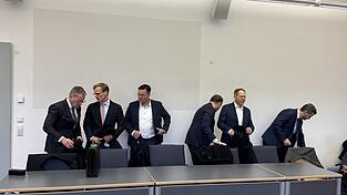 Bernhard Büllmann (Dritter von links) und Torsten Briegel (Zweiter von rechts) mit ihren Anwälten. Bernhard Büllmann (Dritter von links) und Torsten Briegel (Zweiter von rechts) mit ihren Anwälten.