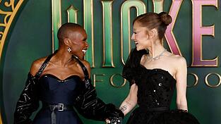 Cynthia Erivo (l) und Ariana Grande spielen die Hauptrollen in «Wicked». (Archivbild)