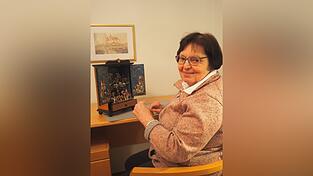 Krippenseznen leben von ihren Details. Das und noch vieles mehr weiß Hobby-Künstlerin Elfriede Reisinger aus Aiterhofen. Krippenseznen leben von ihren Details. Das und noch vieles mehr weiß Hobby-Künstlerin Elfriede Reisinger aus Aiterhofen.
