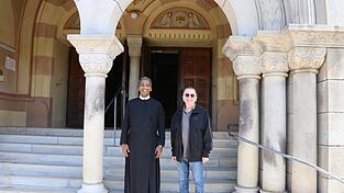 Pater John Kooran aus Indien (links) hat sich gut im Chamer Redemptoristenkloster eingelebt. &bdquo;Die Br&uuml;der sind alle sehr nett. Und Pater Renju (rechts) ist wie ein Vater f&uuml;r mich&ldquo;, sagt er.