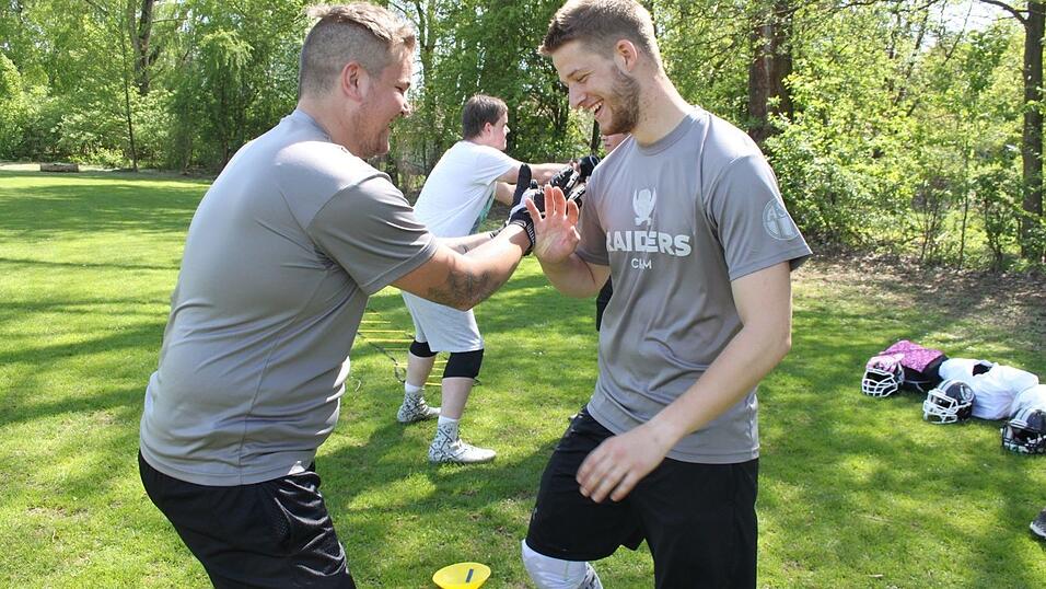 Die Jungs trainieren den Rip Move. Der wird an der Defensive Line ausgef&uuml;hrt.
