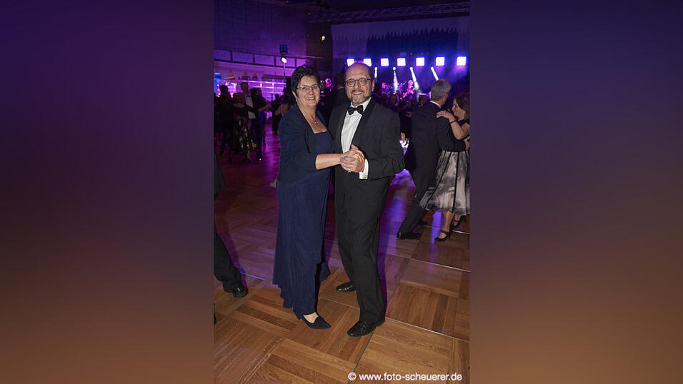 Die Metzgerzunft hat am Samstagabend in die Joseph-von-Fraunhofer-Halle eingeladen. Die Metzgerzunft hat am Samstagabend in die Joseph-von-Fraunhofer-Halle eingeladen.