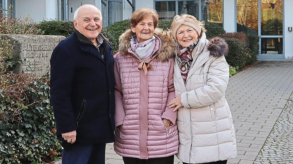 Auf Nik S&ouml;ltls (l.) Initiative hat unsere Redaktion Zeitzeugen des Hochwassers, das von 7. bis 10. Juli 1954 andauerte, aufgefordert, sich zu melden. Ute Sichart (r.) hat uns daraufhin einen Bericht ihrer Mutter Elisabeth zugeschickt, in dem diese beschreibt, wie ihre Tochter in der Nacht vom 9. auf den 10. Juli 1954 w&auml;hrend der Flut im damaligen Landauer Krankenhaus zur Welt kam. Heute steht dort das Seniorenheim, in dem Elisabeth Sichart lebt.