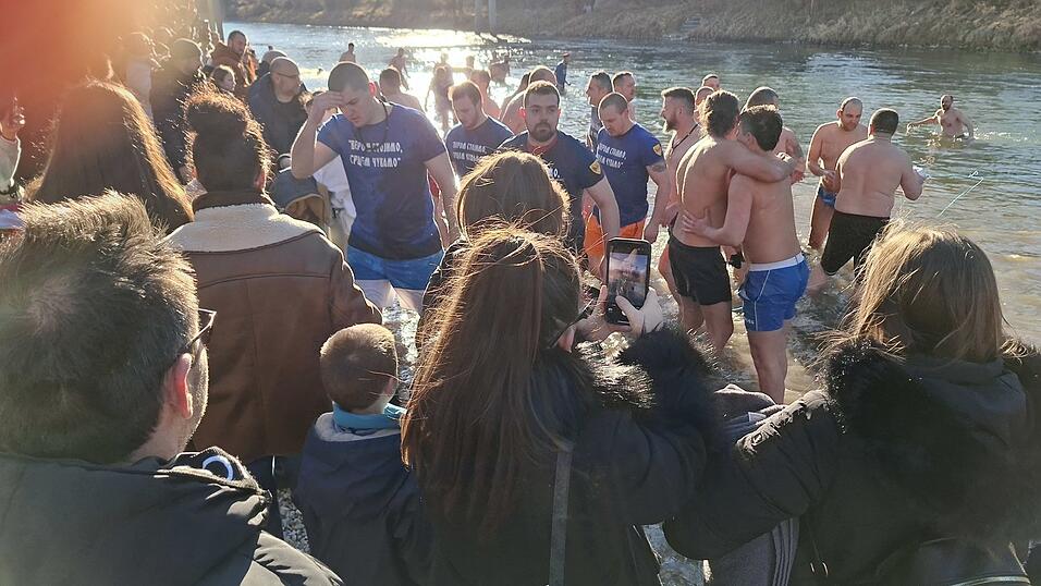 Viele Zuschauer dr&auml;ngten sich auf dem Kiesstrand und der Fu&szlig;g&auml;ngerbr&uuml;cke.