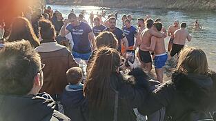 Viele Zuschauer dr&auml;ngten sich auf dem Kiesstrand und der Fu&szlig;g&auml;ngerbr&uuml;cke.