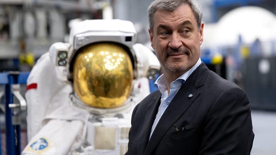 Zwei kleine Unterschriften unter einer Vereinbarung, gro&szlig;e Hoffnungen auf eine lange und erfolgreiche Kopperation mit der NASA und Bayern.