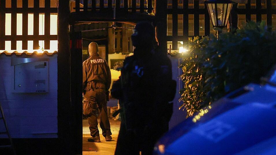 Polizeibeamte durchsuchen das Vereinsheim der Hells Angels in Hilden.