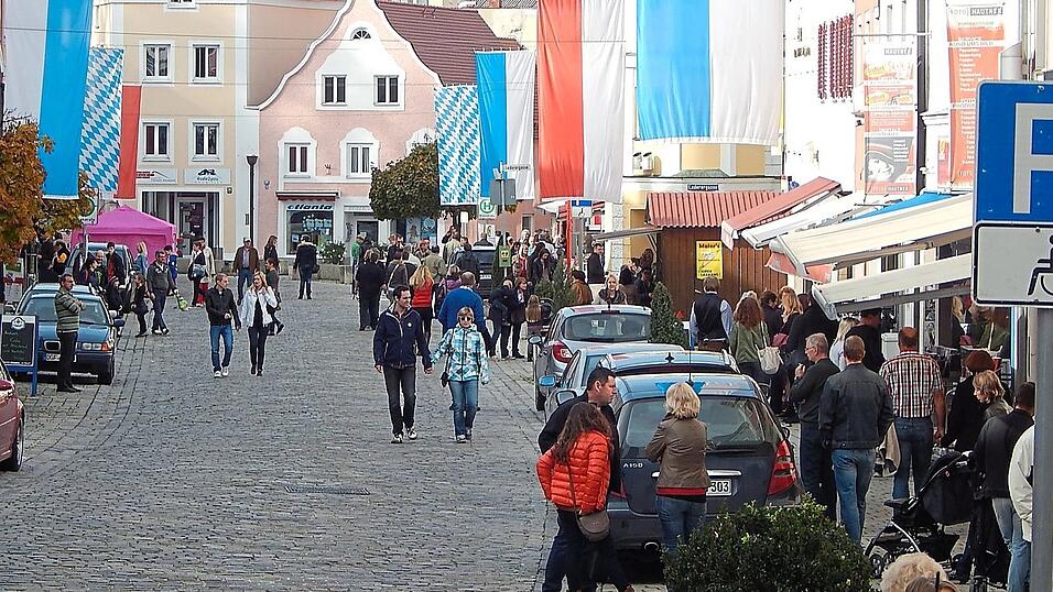 'Nie war es so wertvoll wie heute.' In leichter Abwandlung gilt der Werbeklassiker für Klosterfrau Melissengeist (hilft leider nicht gegen Corona) auch für Kundenströme in der Innenstadt, wie hier in der Bruckstraße. Für den von der Pandemie stark betroffenen Einzelhandel ist der Einkauf vor Ort besonders wichtig. 'Nie war es so wertvoll wie heute.' In leichter Abwandlung gilt der Werbeklassiker für Klosterfrau Melissengeist (hilft leider nicht gegen Corona) auch für Kundenströme in der Innenstadt, wie hier in der Bruckstraße. Für den von der Pandemie stark betroffenen Einzelhandel ist der Einkauf vor Ort besonders wichtig.