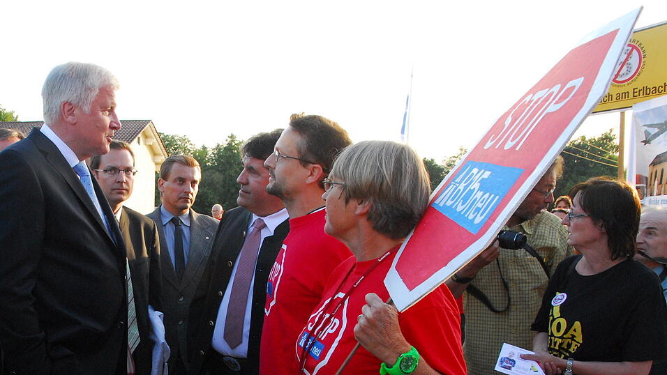 Zwar wurden bei Horst Seehofers (l.) Ankunft harte Worte skandiert, der Dialog mit Gisela Floegel (r.) verlief jedoch sachlich und ruhig.