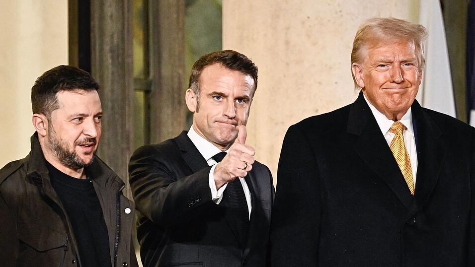 Ziehen in Sachen Ukraine-Politik nicht an einem Strang: der ukrainische Präsident Selenskyj (l.), Frankreichs Staatschef Macron und US-Präsident Trump. (Archivbild)