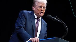 Demokraten und das «Wall Street Journal» haben eine Kopie eines angeblichen Geburtstagsgrußes von Trump an den Sexualstraftäter Epstein veröffentlicht, von dem der US-Präsident bestritten hat, Urheber zu sein.