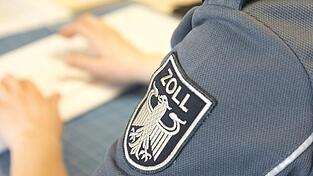 Ermittlungen des Zolls haben einen Fall von Schwarzarbeit aufgedeckt. Ermittlungen des Zolls haben einen Fall von Schwarzarbeit aufgedeckt.