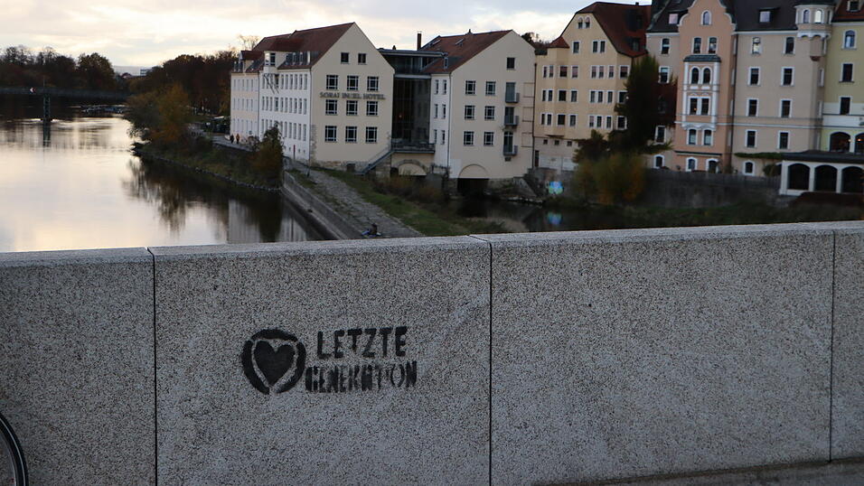 Bisher unbekannte T&auml;ter bespr&uuml;hten die Steinerne Br&uuml;cke mit Graffiti.