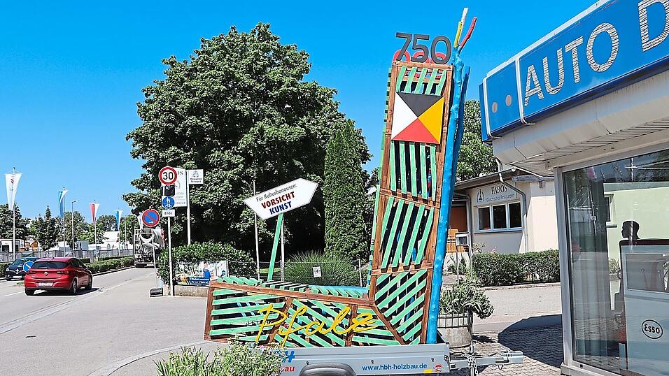 Der Anhänger mit Kadletz' Kunstwerk der Städtefreundschaft steht bei der Tankstelle Stadler. Der Anhänger mit Kadletz' Kunstwerk der Städtefreundschaft steht bei der Tankstelle Stadler.
