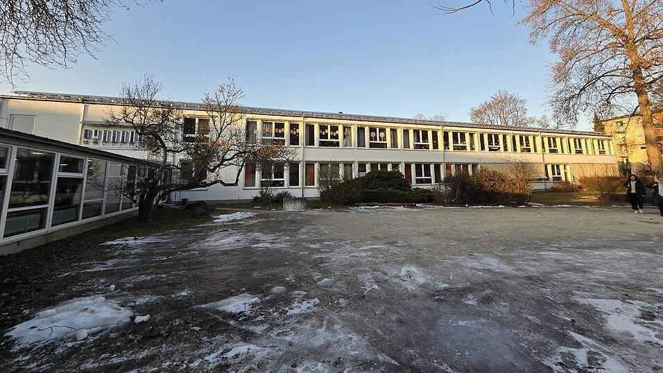 „St. Peter und Paul wurde 1958 gebaut, nie saniert, geplant für 12 Klassen“, heißt es im Bürgerbegehren. Seit 2017 habe die Schule beständig 16 Klassen, es herrsche tägliche Raumnot. „St. Peter und Paul wurde 1958 gebaut, nie saniert, geplant für 12 Klassen“, heißt es im Bürgerbegehren. Seit 2017 habe die Schule beständig 16 Klassen, es herrsche tägliche Raumnot.