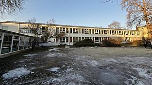 &bdquo;St. Peter und Paul wurde 1958 gebaut, nie saniert, geplant f&uuml;r 12 Klassen&ldquo;, hei&szlig;t es im B&uuml;rgerbegehren. Seit 2017 habe die Schule best&auml;ndig 16 Klassen, es herrsche t&auml;gliche Raumnot.