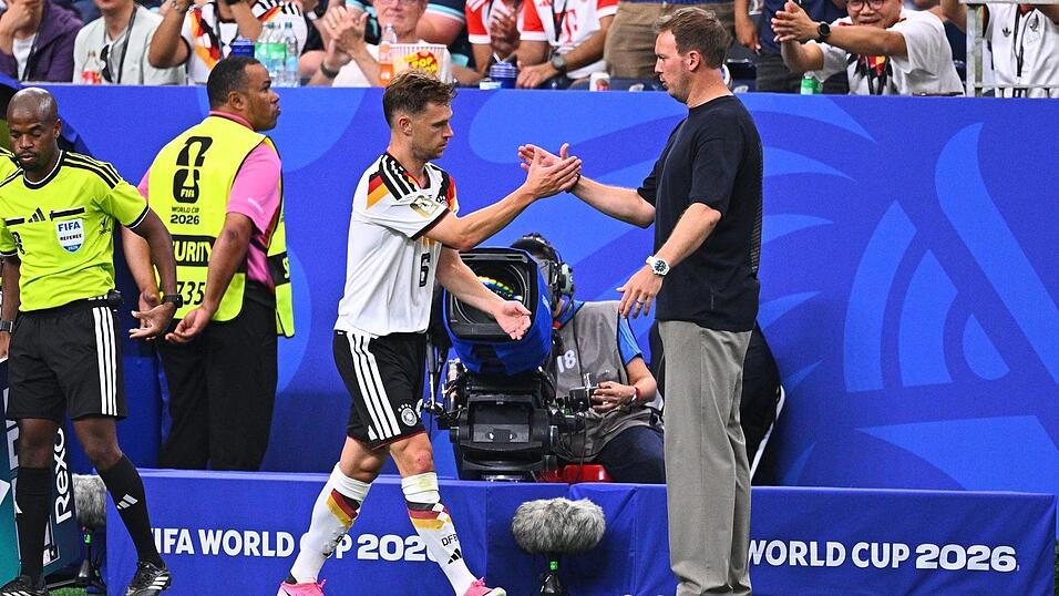 Zwei, die sich verstehen. Julian Nagelsmann klatscht mit Joshua Kimmich ab. Zwei, die sich verstehen. Julian Nagelsmann klatscht mit Joshua Kimmich ab.