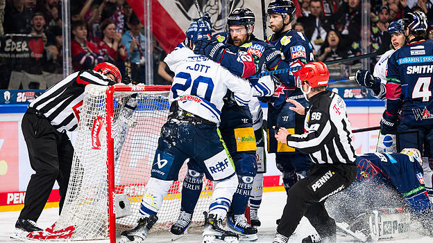 Dieses Bild beschreibt das zweite Drittel wohl recht deutlich. Die Tigers sind am Drücker, haben zahlreiche Chancen, allerdings reicht es nicht für ein Tor. Vor allem Stettmer macht eine super Job. Immer wieder gibt es Reibereien auf dem Eis, die Stimmung ist erhitzt. Das letzte Drittel wird spannend - und eng. Dieses Bild beschreibt das zweite Drittel wohl recht deutlich. Die Tigers sind am Drücker, haben zahlreiche Chancen, allerdings reicht es nicht für ein Tor. Vor allem Stettmer macht eine super Job. Immer wieder gibt es Reibereien auf dem Eis, die Stimmung ist erhitzt. Das letzte Drittel wird spannend - und eng.