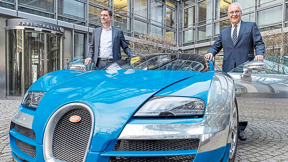 Justizminister Georg Eisenreich (l.) und Innenminister Joachim Herrmann stellen im Hof der Generalstaatsanwaltschaft der Presse einen beschlagnahmten Bugatti-Sportwagen vor.