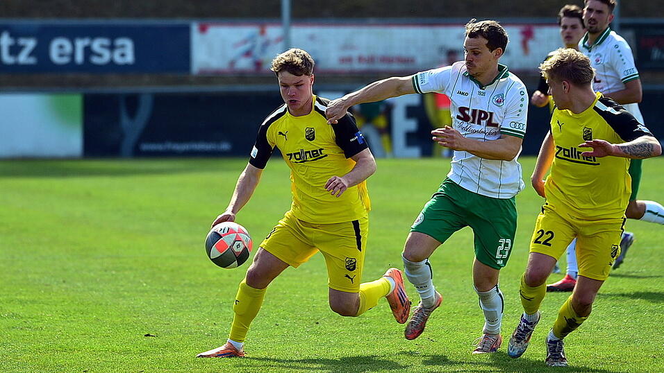Simon Sedlaczek (links) erzielt den 1:0-Siegtreffer f&uuml;r Vilzing und enteilt in dieser Szene Florian Lamprecht.