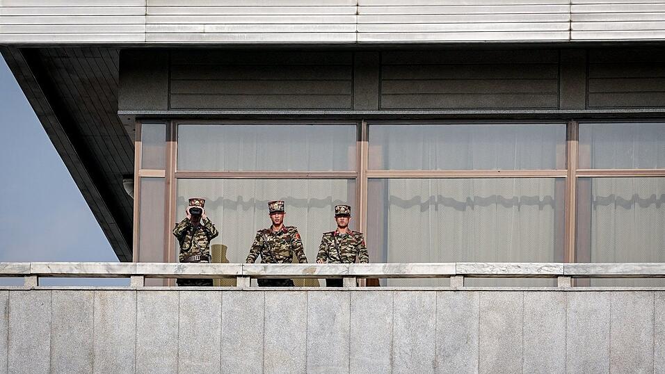 Nordkoreanische Soldaten beobachten Merz.