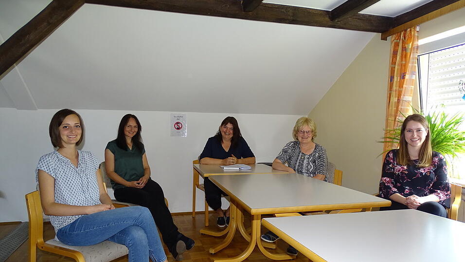 Das Team der Dingolfinger Beratungsstelle für Kinder, Jugendliche und Eltern: Diplom-Sozialpädagogin Miriam Stegbauer (von links), Diplom-Psychologin Birgit Hecht, Leiterin Diplom-Psychologin Carmen Zrenner, Diplom-Sozialpädagogin Helga Wittmann, Praktikantin und Studierende der Kindheitspädagogik Pia Müller. Das Team der Dingolfinger Beratungsstelle für Kinder, Jugendliche und Eltern: Diplom-Sozialpädagogin Miriam Stegbauer (von links), Diplom-Psychologin Birgit Hecht, Leiterin Diplom-Psychologin Carmen Zrenner, Diplom-Sozialpädagogin Helga Wittmann, Praktikantin und Studierende der Kindheitspädagogik Pia Müller.