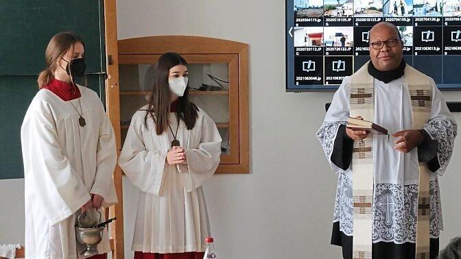 Der Priester spendete den Segen.