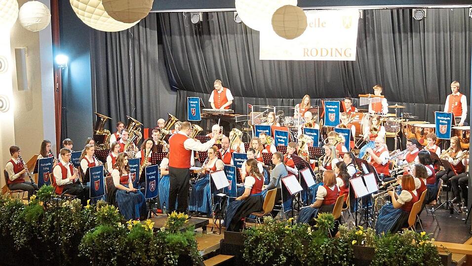 Rund 50 Musikanten spielen beim diesjährigen Frühjahrskonzert in der Rodinger Stadthalle auf. Rund 50 Musikanten spielen beim diesjährigen Frühjahrskonzert in der Rodinger Stadthalle auf.
