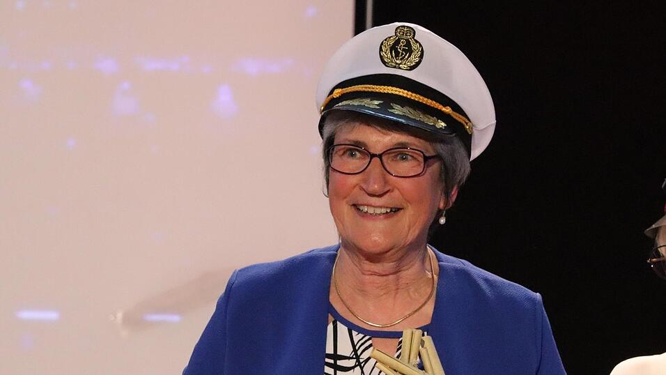 Eine Kapit&auml;nsm&uuml;tze und eine Flaschenpost bekam Cornelia Feldkamp von den Kollegen &uuml;berreicht.