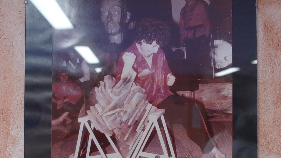 Mahcene gibt in seinen 30ern in Clubs Vorstellungen.