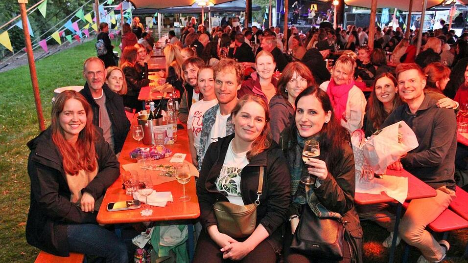 Von den derzeit eher unsommerlichen Temperaturen lie&szlig;en sich die G&auml;ste die Laune nicht verderben.