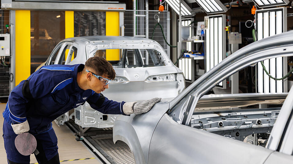 Im Karosseriebau nehmen die Fahrzeuge Form an. Im Karosseriebau nehmen die Fahrzeuge Form an.