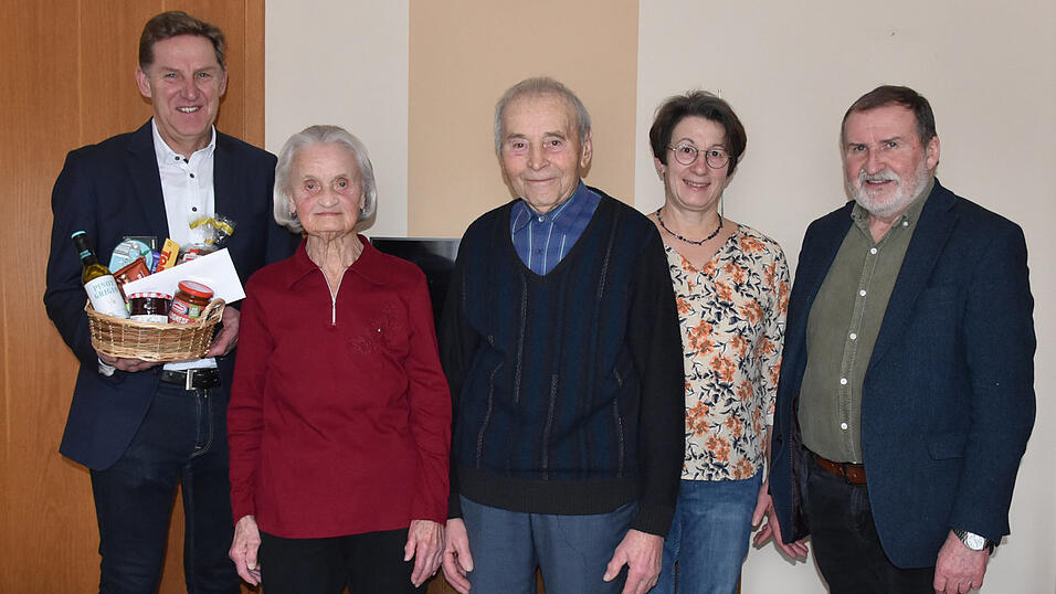 Peter Blindauer im Kreise seiner Gratulanten. Peter Blindauer im Kreise seiner Gratulanten.