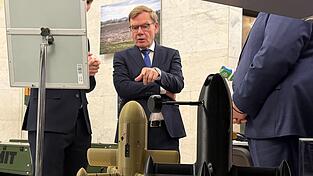 Im Au&szlig;enministerium wurden Wadephul Waffen aus ukrainischer Produktion gezeigt.