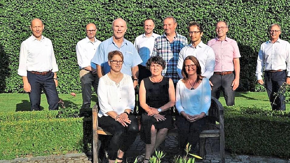 Die geehrten Jubilare mit der Vorstandschaft der Raiffeisenbank eG Deggendorf-Plattling-Sonnenwald (sitzend, v. l.): Dagmar Kroi&szlig;, Manuela Hiendl und Anita Wittenzellner sowie (stehend, v. l.): Johann Freund, Harald Saller, Wolfgang H&auml;rtinger, Robert Pohl, Gerhard Weber, Michael Gerstl, Peter Buchner und Rupert Winter.