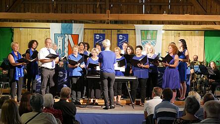 Der Chor mit Maria Hien bei seinem Vortrag