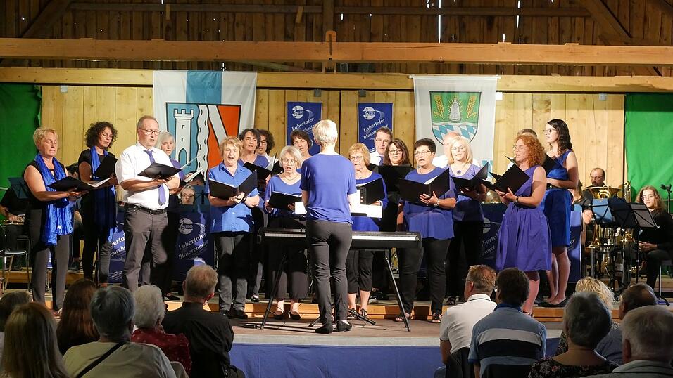 Der Chor mit Maria Hien bei seinem Vortrag Der Chor mit Maria Hien bei seinem Vortrag