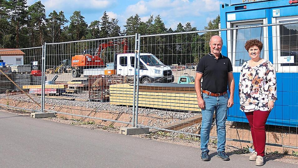 Ein Jahr nach der Einteilung und Vermessung der Grundstücke wird im Industriegebiet Sanddickicht gebaut. Fünf Grundstücke sind mittlerweile verkauft, zwei Bauvorhaben genehmigt, eines auf dem Tisch des Bauamtes und ein weiteres in Planung. Bürgermeisterin Alexandra Riedl und Winfried Maier, Leiter des Stadtbauamtes, sind zufrieden mit den bisherigen Anfragen. Ein Jahr nach der Einteilung und Vermessung der Grundstücke wird im Industriegebiet Sanddickicht gebaut. Fünf Grundstücke sind mittlerweile verkauft, zwei Bauvorhaben genehmigt, eines auf dem Tisch des Bauamtes und ein weiteres in Planung. Bürgermeisterin Alexandra Riedl und Winfried Maier, Leiter des Stadtbauamtes, sind zufrieden mit den bisherigen Anfragen.
