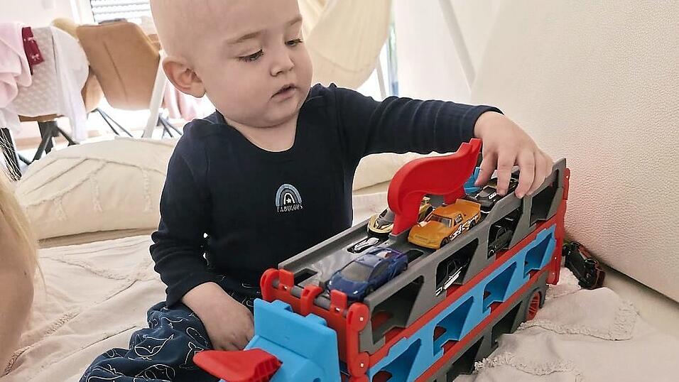 Leo darf nur mit desinfizierten Autos spielen.