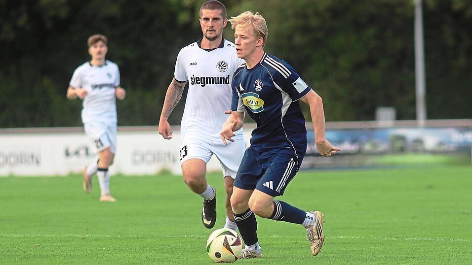 Simon Kirmeier (rechts) und die SpVgg Landshut wollen ihre Serie von sieben Spielen ohne Niederlage nun auch im Derby beim SV Schalding-Heining fortsetzen. Simon Kirmeier (rechts) und die SpVgg Landshut wollen ihre Serie von sieben Spielen ohne Niederlage nun auch im Derby beim SV Schalding-Heining fortsetzen.