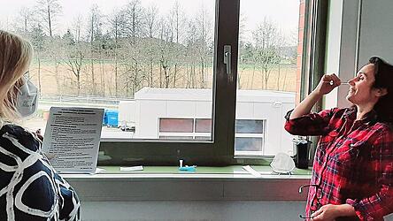Die Teilnehmer leiteten selbst in verteilten Rollen Lehrer-Sch&uuml;ler praktisch einmal die Durchf&uuml;hrung eines Sch&uuml;ler-Schnelltests an.