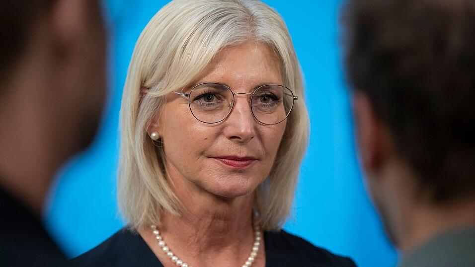 Die Vorsitzende der Frauen-Union in der CSU, Ulrike Scharf, wagt einen neuen Ansatz für eine Frauenquote in der CSU. Ob sie davon auch Parteichef Söder überzeugen kann, ist aber alles andere als sicher. (Archivbild) Die Vorsitzende der Frauen-Union in der CSU, Ulrike Scharf, wagt einen neuen Ansatz für eine Frauenquote in der CSU. Ob sie davon auch Parteichef Söder überzeugen kann, ist aber alles andere als sicher. (Archivbild)
