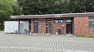 Nach zahlreichen Pannen befindet sich die Sanierung des Klo-H&auml;uschens am Hagen laut Stadtverwaltung nun endg&uuml;ltig kurz vor dem Ziel.