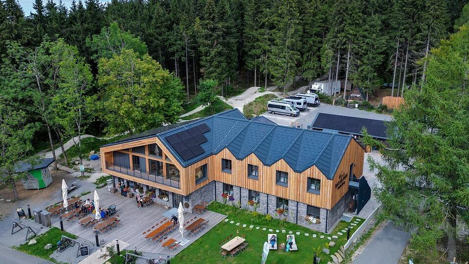Im Fr&uuml;hjahr 2025 er&ouml;ffnet, nimmt das Naturhotel &laquo;Basislager Fichtelberg&raquo; vor allem Aktivtouristen wie Wanderer und Mountainbiker in den Blick.