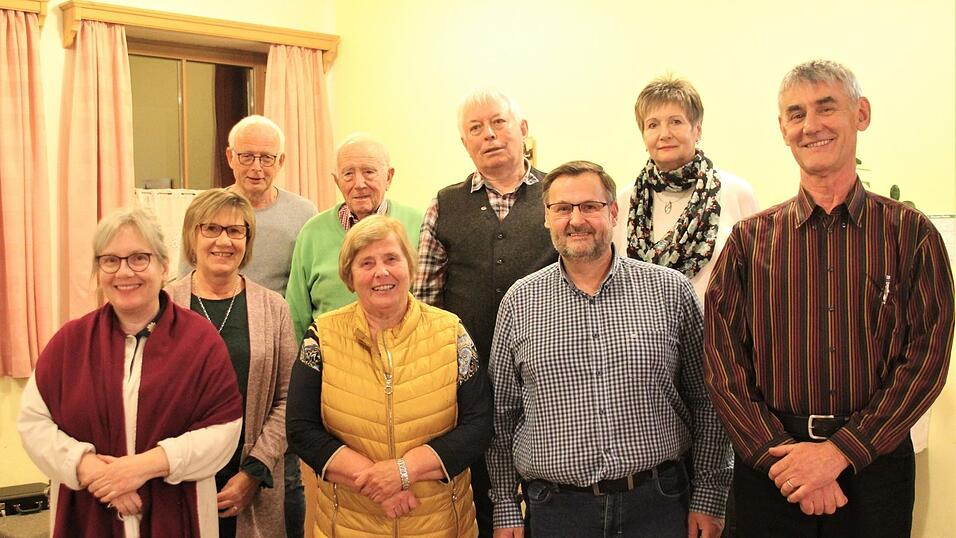 Die neu gewählte Vorstandschaft mit (vorne v. l.) Dr. Maria Reindl, Marianne Huber, Kreisgeschäftsstelle Erding, Rita Neumaier, Christian Metschar und Bruno Janke; (hi.v.. l.) Josef Furtner, Max Endner, Adolf Neidhart und Erna Pfeiffer.