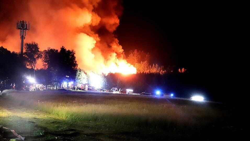 Wichtigstes Ziel der rund 400 Einsatzkräfte vor Ort war es, ein Übergreifen der Flammen auf den Wald zu verhindern - bislang sieht es danach aus, als wäre dies gelungen. Wichtigstes Ziel der rund 400 Einsatzkräfte vor Ort war es, ein Übergreifen der Flammen auf den Wald zu verhindern - bislang sieht es danach aus, als wäre dies gelungen.